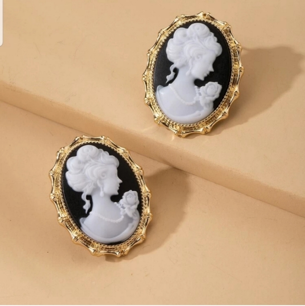 *Page** Cameo Post Earrings - Picture 2 of 3